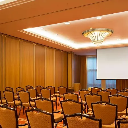 Der Valk Palace מלון 4*