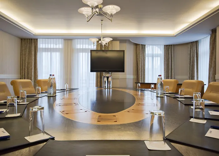 Hotel Der Valk Palace 4*