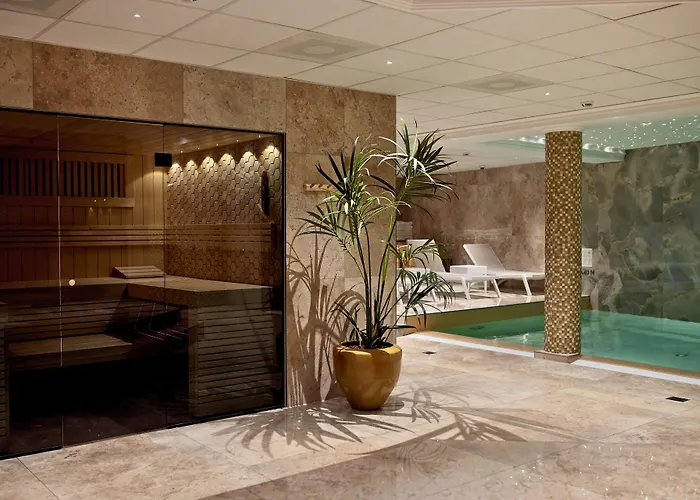 מלון Der Valk Palace 4*